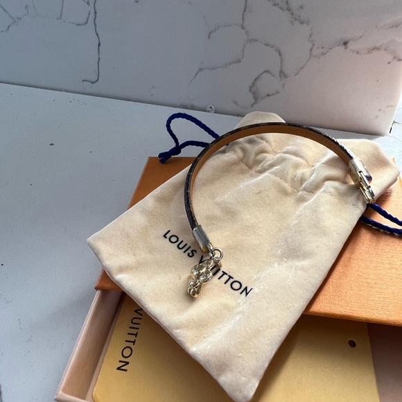 i’m selling an authentic Louis vutton bracelet, made from real leather - Picture 4 of 9